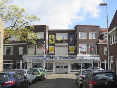 908375 Gezicht op de voorgevel van Meijers Autobedrijf (Hermannus Elconiusstraat 85) te Utrecht, vanuit de Petrus ...